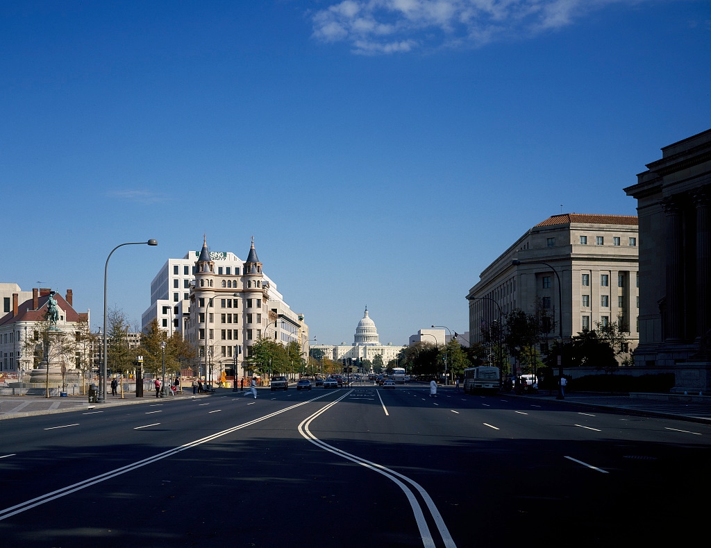 Pennsylvania Avenue looking toward the Capitol. Carol M. Highsmith, Library of Congress.